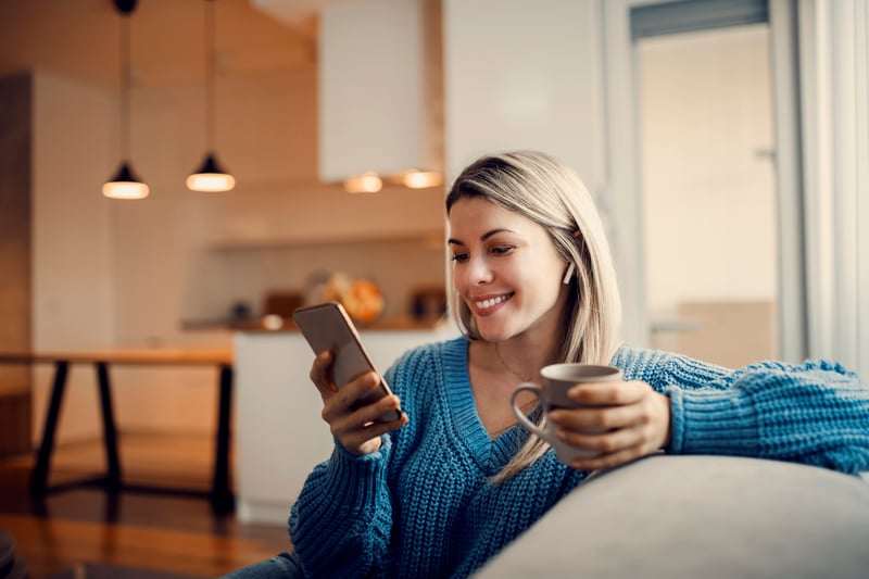A veteran smiles while refinancing her VA loan with an IRRRL.